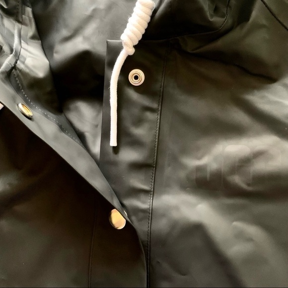 UGG Women’s Rain Jacket Medium New - Picture 8 of 13